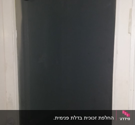 דלת זכוכית עם ידית לבנה ומנעול תלוי